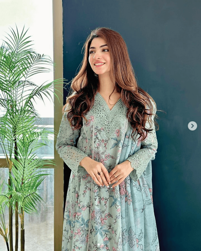 Dastaan By Iznik Embroidered Lawn Suits Unstitched 3 Piece IZ-06 Badar - Summer Collection - Yumnaz